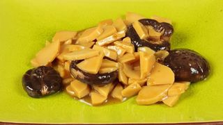 双冬 Funghi e bambù saltati