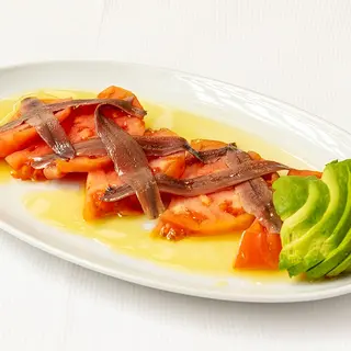 Carpaccio de tomate fresco, aguacate y anchoa del Cantábrico