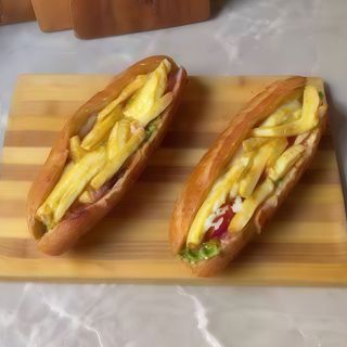 Bocadillo De Tortilla De Gambas