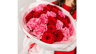 Bukiet z 15 amarantowych i czerwonych róż