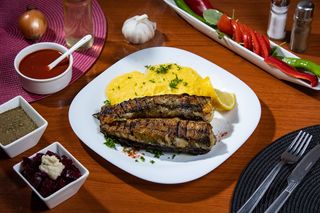 Pește prăjit cu mămăliguță