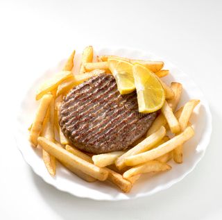 3. Burger 100 g di manzo (al piatto) e patatine fritte