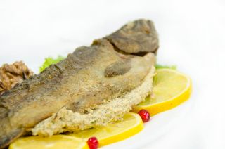 შემწვარი კალმახი ნიგვზით