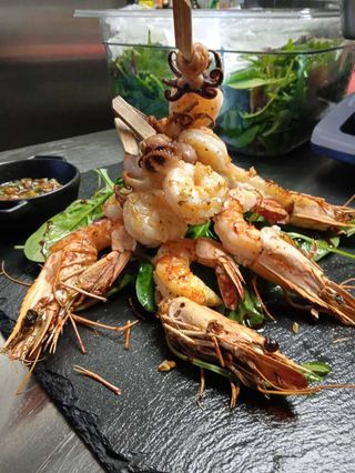 Frigărui din fructe de mare și salsa de legume