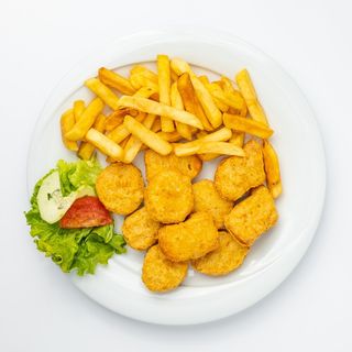 Chicken nuggets sa pomfritom