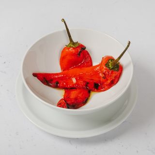 Pečena paprika salata