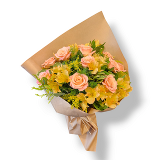 Bouquet con rose e alstroemerie