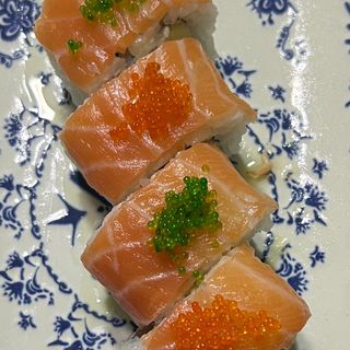 24.Maki De Salmón Y Aguacate Con Queso (8 Pzs.)