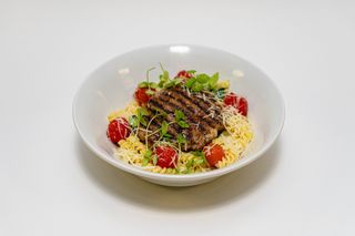 Бифштекс с сыром и пастой "фузилли"