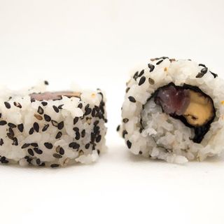 Uramaki 16 Atún Queso y Sésamo
