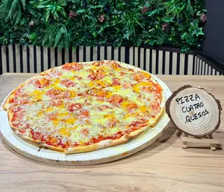 Pizza De Cuatro Quesos 40 Cm.
