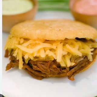 Arepa De Carne Mechada Con Queso