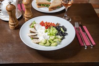 Salată de pui cu avocado și alge