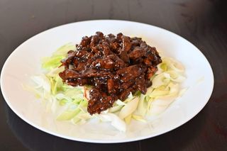 Svinjetina na rezance sa prazilukom