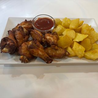 Ración De Alitas Con Patatas