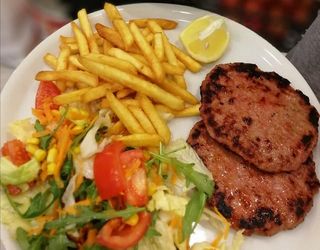 Hamburger + pollo + patatine + insalata