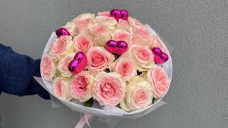 Bukiet 25 różowych róż na Walentynki + serce