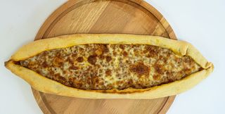 Пиде с телешка кайма и кашкавал (300г)