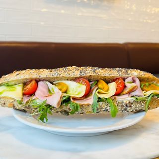 Bagietka z szynką i serem Gouda