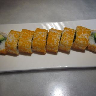 80A-Uramaki Aguacate, Pepino Y Gamba Envuelto En Wakame Y Tobiko (8 Pzs.)
