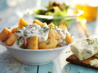 Patatas fritas con salsa de queso azul casera