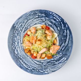 Салат с креветками в кунжутном соусе