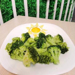 Броколи на пара с лимонов дресинг (100г)