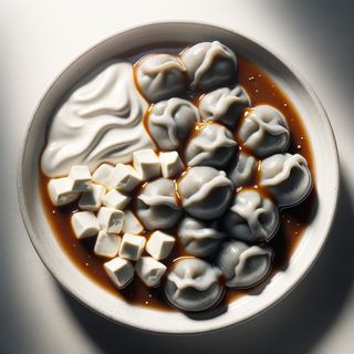 Przecieraki (szare kluski) z twarogiem, śmietaną i okrasą