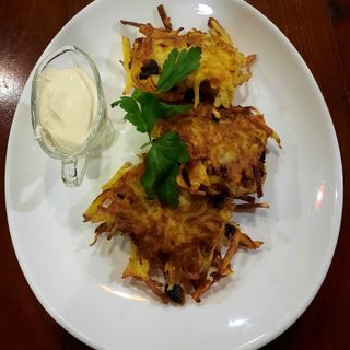 Драники картофельные с грибами, со сметаной