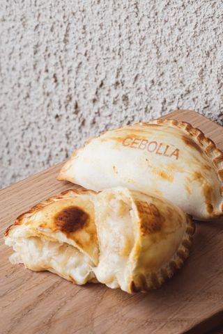 Empanada De Cebolla Y Queso (1 Ud.)