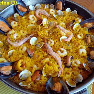 PAELLA DE CALAMARES MEJILLONES Y GAMBAS