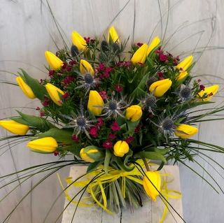 Bukiet 15 tulipanów z przybraniem