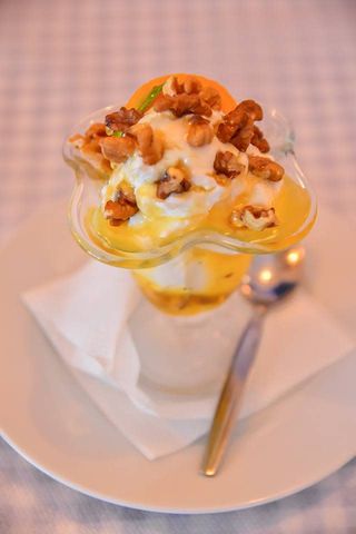 Iaurt cu miere si nuci