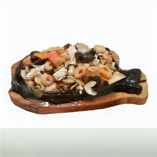 108. Морски дарове с гъби и бамбук на плоча (600г)