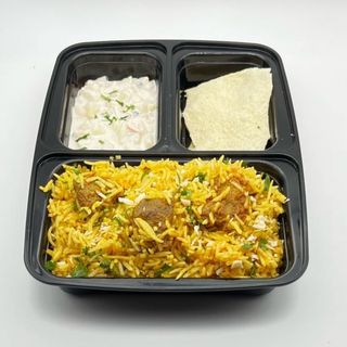 Lamb biryani e salsa di yogurt con verdure