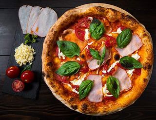 Խոզապուխտով, առանց պանրի պիցցա