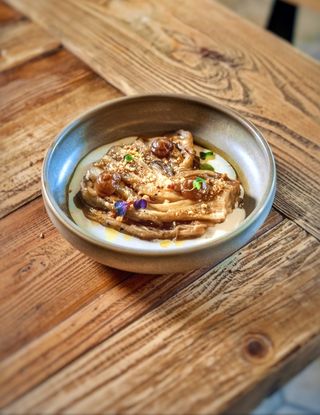 Berenjena ahumada con cremoso de burrata, avellanas, mousse de dátiles