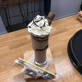 Frappé De Kinderbueno Con Nata (450 Ml.)     