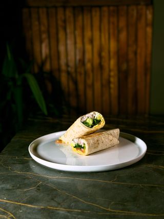 Tortilla sa piletinom i povrćem pavlaka sosom