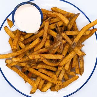 Домашни картофки с ранч сос