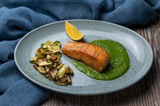 Лосось із шпинатним соусом та цукіні (260г)