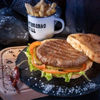 Pljeskavica u lepinji s pomfritom