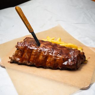 Свински ребра  с пържени картофи и царевица (450г)