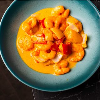 Gamberi saltati al curry con riso bianco e patate