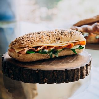 ლორის სენდვიჩი გაუდას ყველით და პესტოს სოუსით