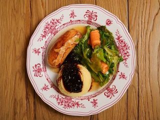 Куряча ковбаска з пюре та цибулевим соусом (320g)