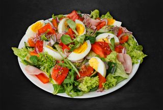 Sałatka z szynką i jajkiem 