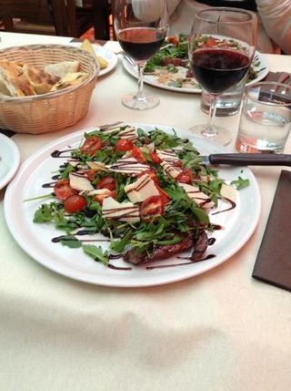 Tagliata di grana, rucola, pomodoro pachino e aceto balsamico