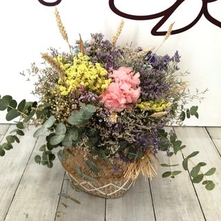 Cesta Flor Variada y Euculipto Seco