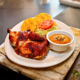 Ración De Pollo Asado Y Tostones